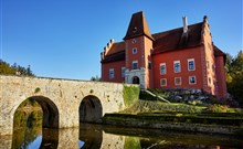 ZLATOVLÁSKA - Pluhův Žďár/Jižná - Státní zámek Červená Lhota, zdroj: Databanka Jižní Čechy. Leží jen 1 km od penzionu Zlatovláska.