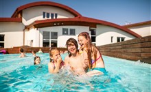 FRYMBURK - Frymburk - Děti hrající si ve venkovním vyhřívaném bazéně Frymburk.