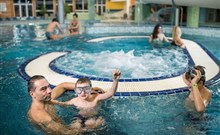 FRYMBURK - Frymburk - Pohled na rodinu hrající si ve vnitřním aquaparku hotelu Frymburk.