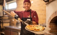 FRYMBURK - Frymburk - Kuchař vytahující pizzu z pece.