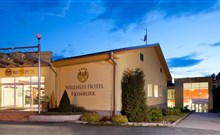 FRYMBURK - Frymburk - Večerní pohled na budovu Wellness hotelu Frymburk.