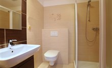 WELLNESS RESORT ENERGETIC - Rožnov pod Radhoštěm - koupelna v hotelovém pokoji