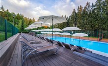 JEZERKA - Seč - Ústupky - terasa s lehátky u bazénu