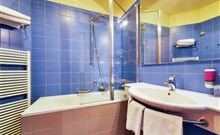 FILIPINUM - Jablonné nad Orlicí - koupelna s vanou ve dvoulůžkovém pokoji