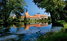PANGEA - Telč - pohled přes Ulický rybník na Jezuitskou kolej - Zdroj: České dědictví UNESCO