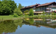 THERMENHOTEL STRÖBINGER HOF - Bad Endorf - Pohled na hotel od jezírka v lázeňském parku