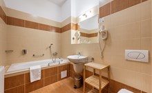 STUDÁNKA - Rychnov nad Kněžnou - koupelna v pokoji ve vile