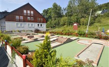 RESORT UKO - Bedřichov - Resort - exteriér s minigolfem