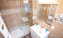 RESORT UKO - Bedřichov - Mezonetový pokoj - koupelna