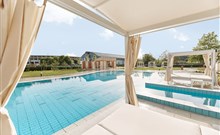 EUROPA FIT - Hévíz - Venkovní posezení u bazénu v hotelu EUROPA FIT