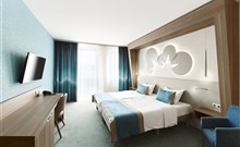EUROPA FIT - Hévíz - Boční pohled na pokoj a manželskou postel v hotelu EUROPA FIT