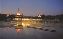 EUROPA FIT - Hévíz - Večerní vzdálený pohled na Hotel EUROPA FIT