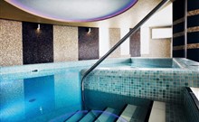EUROPA FIT - Hévíz - Pohled na schůdky do bazénu v hotelu EUROPA FIT