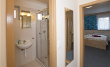 SKILAND - Ostružná - hotelový pokoj - koupelna