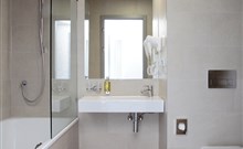 JEZERKA - Seč - Ústupky - čtyřlůžkový apartmán - koupelna