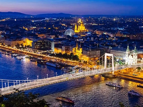 Pohled z dálky na maďarský Budapešť