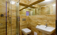 ŠIKLAND - Zvole nad Pernštejnem - koupelna v hotelovém pokoji