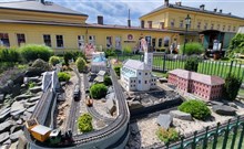 Hotelová loď FLORENTINA BOAT - Litoměřice - Modelová železnice, projíždějící mezi zmenšenými dominantami města
