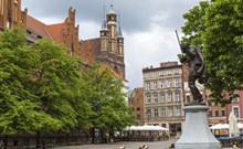 HALO TORUŃ - Toruń - Toruň - Staroměstské náměstí a památník Flisak.