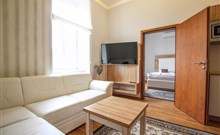 BURČÁKFEST ZNOJMO 2025 - Hotel MARIEL - Pokoj s gaučem a televizí v hatelu Mariel.