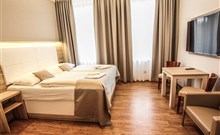 BURČÁKFEST ZNOJMO 2025 - Hotel MARIEL - Pohled na pokoj s manželskou postelí v hotelu Mariel.