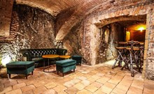 BURČÁKFEST ZNOJMO 2025 - Hotel MARIEL - Pohled na posezení ve viném sklepě hotelu Mariel.