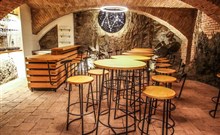 BURČÁKFEST ZNOJMO 2025 - Hotel MARIEL - Posezení ve viném sklepě hoteli Mariel.
