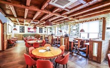 BURČÁKFEST ZNOJMO 2025 - Hotel MARIEL - Pohled na stůl v restauraci hotelu Mariel.