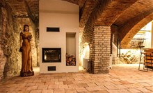 BURČÁKFEST ZNOJMO 2025 - Hotel MARIEL - Krb ve vinném sklepě htelu Mariel.