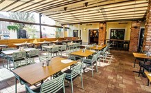 BURČÁKFEST ZNOJMO 2025 - Hotel MARIEL - Venkovní posezení u hotelu.