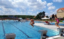 BURČÁKFEST ZNOJMO 2025 - Hotel MARIEL - Pohled na plavecký bazén koupaliště Louka.