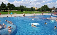 BURČÁKFEST ZNOJMO 2025 - Hotel MARIEL - Pohled na bazén koupaliště.