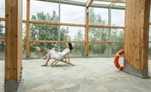 KYRIAD Karkonosze - Wojcieszyce - Pohled a ženu relaxující na terase hotelu KYRIAD