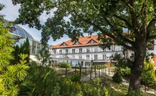 KYRIAD Karkonosze - Wojcieszyce - Pohled přes stromy na hotel KYRIAD