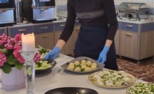 WODNIK HOTEL & SPA - Leba - Žena připravující stolování v hotelové restauraci