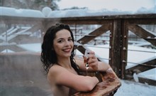 Hotel TAJTY - Wilkasy - Giżycko - Pohled na ženu relaxující ve vyhřívaném bazénu