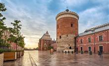 HOLIDAY INN EXPRESS LUBLIN - Lublin - Královský hrad v Lublinu - vnitřní nádvoří s věží a kaplí Nejsvětější Trojice.