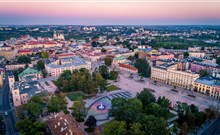 HOLIDAY INN EXPRESS LUBLIN - Lublin - Panorama Lublinu při západu slunce - pohled z ptačí perspektivy. Pohled na litevské náměstí s multimediální fontánou.
