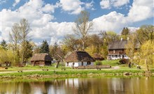 HOLIDAY INN EXPRESS LUBLIN - Lublin - Pohled z rybníka směrem k dřevěným chatkám v Muzeu lublinské vesnice. Jarní počasí ve Skansenu.