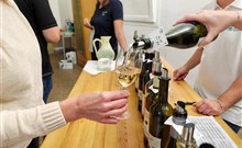 BURČÁKFEST ZNOJMO 2025 - Hotel MARIEL - Pohled na ženu nalívající víno do skleničky.