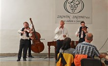 BURČÁKFEST ZNOJMO 2025 - Hotel MARIEL - Pohled na cimbálovou kapelu.