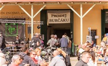 BURČÁKFEST ZNOJMO 2025 - Hotel MARIEL - Lidé bavící se pře hospodou.