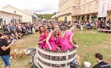 BURČÁKFEST ZNOJMO 2025 - Hotel MARIEL - Pohled na ženy šlapající víno v sudu.