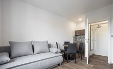 GRAND - Doksy - Pohled na gauč v mezonetovém apartmánu