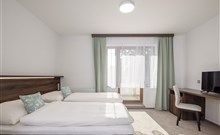 GRAND - Doksy - Pohled na manželskou postel v hotel GRAND