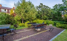 NAT*** - Kołobrzeg - Pohled na posezení v areálu hotelu NAT
