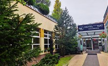 NAT*** - Kołobrzeg - Pohled na chodník k hlavnímu vchodu hotelu NAT