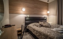 NAT*** - Kołobrzeg - Pohled na manželskou postel hotelu NAT v Kolobřehu
