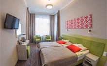 NAT*** - Krynica Zdrój - Pohled na dvoulůžkový pokoj směrek oknu hotelu NAT