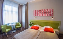 NAT*** - Krynica Zdrój - Pohled na manželskou postel v pokoji hotelu NAT